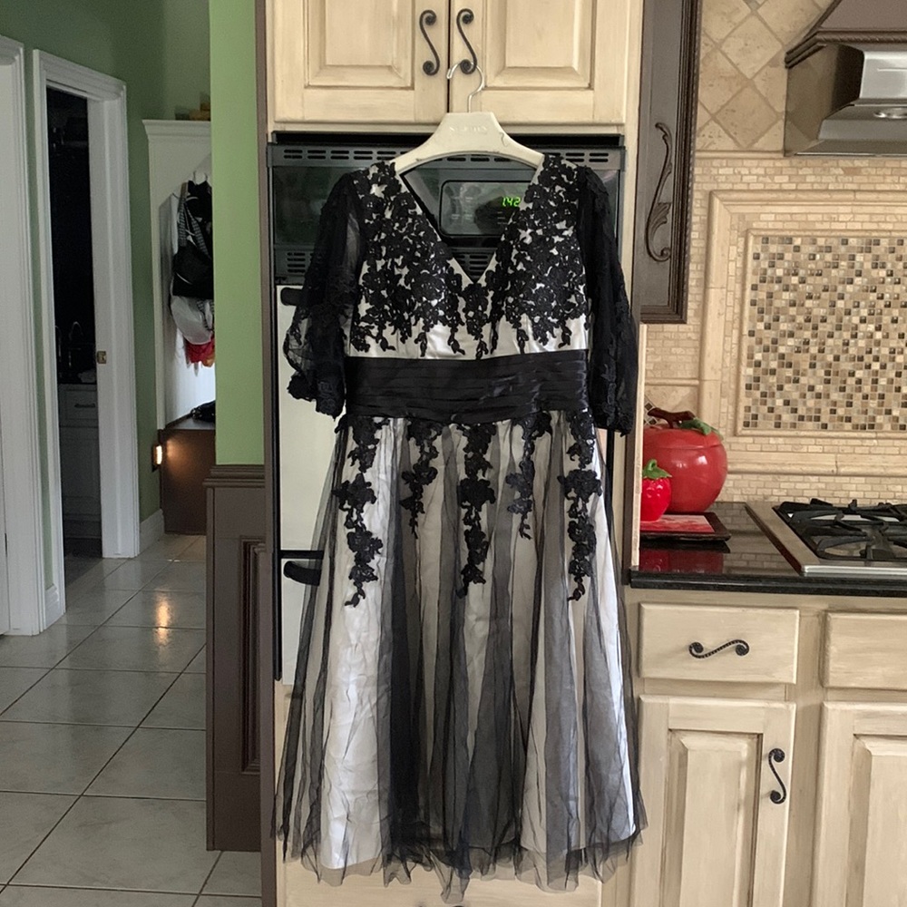 Black mid length lace mid sleeve size 14 brand new. Label says Wedding Dress